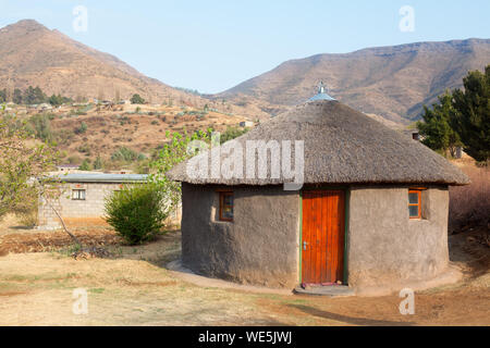 Traditionelle afrikanische runden Ton Haus mit Reetdach Dorf, Lesotho, Südafrika, Basotho-bevölkerung nationalen altes Haus, Drakensberge Stockfoto