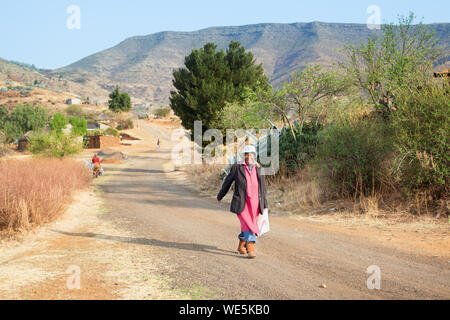 Ramabanta, Lesotho - September 20, 2017: lustig lächelnd afrikanische Frau in hellen Kleid auf authentischen Dorf Straße, alte glücklich lachend basotho Frau Stockfoto