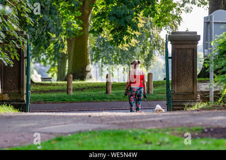 Northampton, Großbritannien. 30. August 2019. Wetter. Herbstliche Wetter heute morgen für den Hund Wanderer in Abington Park, die meisten tragen extra Kleidung wegen der kühleren Luft am Morgen. Credit: Keith J Smith./Alamy leben Nachrichten Stockfoto