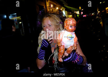 Die Leute feiern, Halloween, Old Compton Street, Soho, London, Großbritannien. Stockfoto