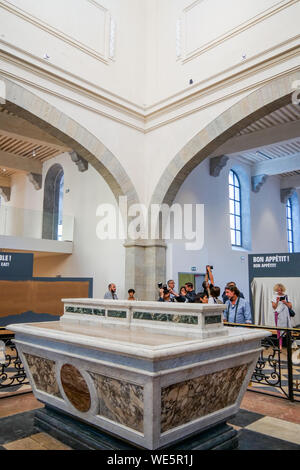 Besuch der Internationalen Stadt der Gastronomie vor seiner nächsten Öffnung für die Öffentlichkeit, stillgelegten Altar in der Grand-Dome der ehemaligen Hotel-Dieu Krankenhaus, Lyon, Frankreich Stockfoto