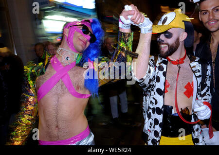 Die Leute feiern, Halloween, Old Compton Street, Soho, London, Großbritannien. Stockfoto