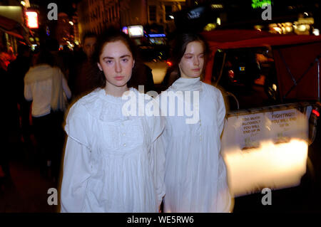 Die Leute feiern, Halloween, Old Compton Street, Soho, London, Großbritannien. Stockfoto