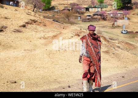 Semonkong, Lesotho - September 20, 2017: Junge afrikanische Hirte Mann in nationale rote Wolldecke Kleid und Sturmhaube auf der ländlichen high mountain Road Stockfoto