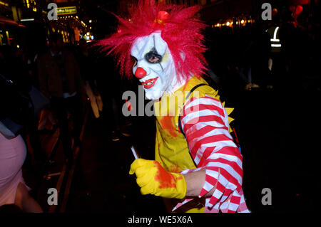 Die Leute feiern, Halloween, Old Compton Street, Soho, London, Großbritannien. Stockfoto