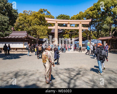 24. März 2019: Tokyo, Japan - Besucher nähert sich das Tor der Meiji Jingu-Schrein in Tokio. Stockfoto