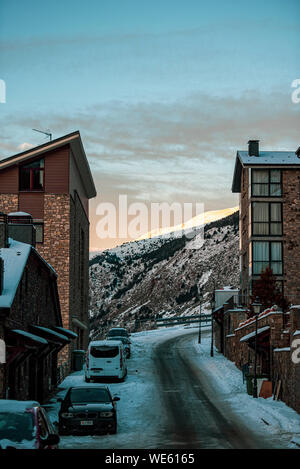 Freudige winter Urlaub im Schnee und hohe Gipfel Landschaft in Europa Andorra Andorra. Stockfoto