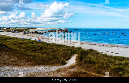 Malerischer Blick auf den felsigen Strand von Plougasnou, Finistere, Bretagne, Frankreich Stockfoto