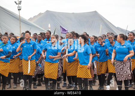 Mbabane, Swasiland - 31. August 2017: Umhlanga Reed Dance Zeremonie traditionelle Ritus Jungfrau, Mädchen mit großen Messern machete Gehe zu Feld Reed zu schneiden Stockfoto