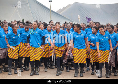 Mbabane, Swasiland - 31. August 2017: Umhlanga Reed Dance Zeremonie traditionelle Ritus Jungfrau, Mädchen mit großen Messern machete Gehe zu Feld Reed zu schneiden Stockfoto