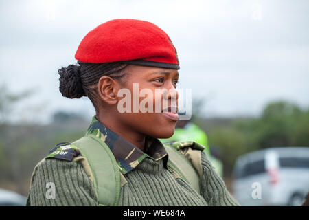 Mbabane, Swasiland - 31. August 2017: Junge afrikanische Frau Offizier der roten Baskenmütze und grüne Uniform der Umbutfo Swasiland Defence Force (Usdf) Stockfoto