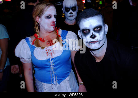 Die Leute feiern, Halloween, Old Compton Street, Soho, London, Großbritannien. Stockfoto