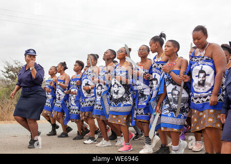 Mbabane, Swasiland - 31. August 2017: Umhlanga Reed Dance Zeremonie traditionelle Ritus Jungfrau, Mädchen mit großen Messern machete Gehe zu Feld Reed zu schneiden Stockfoto