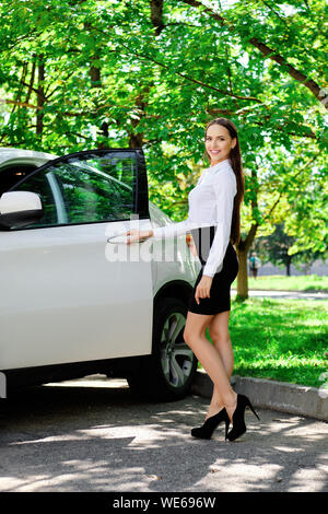 Schöne Mädchen, die Tür öffnet, der Ihr Auto und Gehen, unten im Fahrersitz sitzen Stockfoto