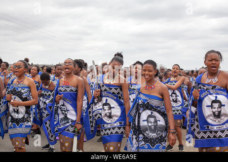 Mbabane, Swasiland - 31. August 2017: Umhlanga Reed Dance Zeremonie traditionelle Ritus Jungfrau, Mädchen mit großen Messern machete Gehe zu Feld Reed zu schneiden Stockfoto