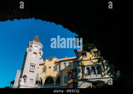 Cascais, Lissabon, Portugal - 30. August 2019: Der äußere der Condes de Castro Guimaraes Castle Museum, ursprünglich als Heiligen Sebastian Turm bekannt, Stockfoto