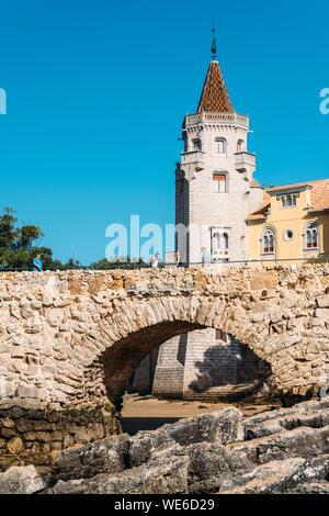 Cascais, Lissabon, Portugal - 30. August 2019: Touristen eine Brücke mit Blick auf die Fassade des Condes de Castro Guimaraes Castle Museum, ursprünglich Stockfoto