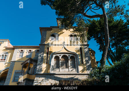 Cascais, Lissabon, Portugal - 30. August 2019: Fassade des Condes de Castro Guimaraes Castle Museum, ursprünglich als Heiligen Sebastian Turm bekannt, in 1 Stockfoto