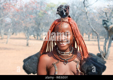 Otjikandero Himba Dorf, Namibia - September 8, 2017: Schöne Himba junges Mädchen mit nationalen traditionelle Frisur, Ringe, Kette und Armbänder Stockfoto