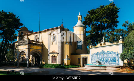 Cascais, Lissabon, Portugal - 30. August 2019: Äußere der Condes de Castro Guimaraes Castle Museum, ursprünglich als Heiligen Sebastian Turm bekannt Stockfoto