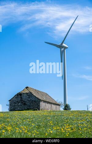 Frankreich, Aveyron, Windenergieanlage, Levezou Plateau in der Nähe von Pont de Salars Stockfoto