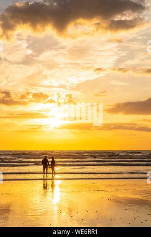 Frankreich, Somme, Ault, Urlauber und Angler in Ault am Strand, am Abend, viele Wanderer kommen den Sonnenuntergang am Meer zu bewundern. Stockfoto