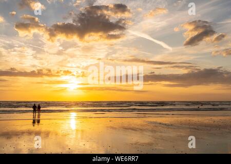 Frankreich, Somme, Ault, Urlauber und Angler in Ault am Strand, am Abend, viele Wanderer kommen den Sonnenuntergang am Meer zu bewundern. Stockfoto