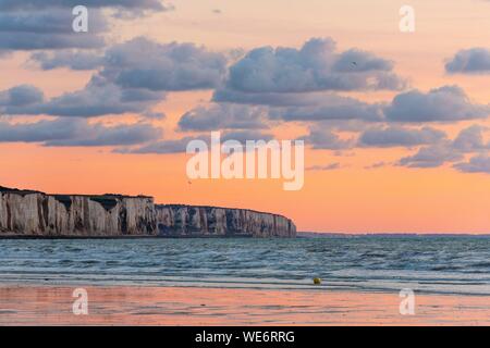 Frankreich, Somme, Ault, Sonnenuntergang am Strand von Ault mit einer orange sky auf den Kalkfelsen und Reflexionen am Strand Stockfoto