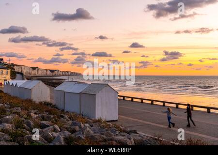 Frankreich, Somme, Ault, Sonnenuntergang am Strand von Ault mit einer orange sky auf den Kalkfelsen und Reflexionen am Strand Stockfoto