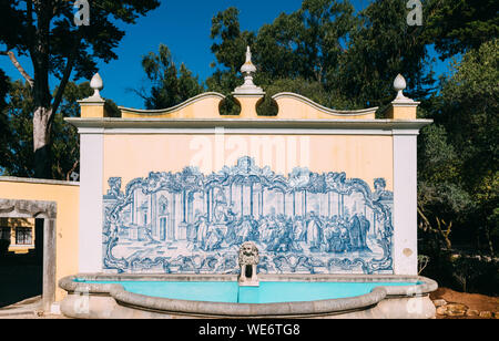 Cascais, Lissabon, Portugal - 30. August 2019: Brunnen und portugiesischen Fliesen Panel in den Gärten des Palastes von Conde de Castro Guimarães Stockfoto