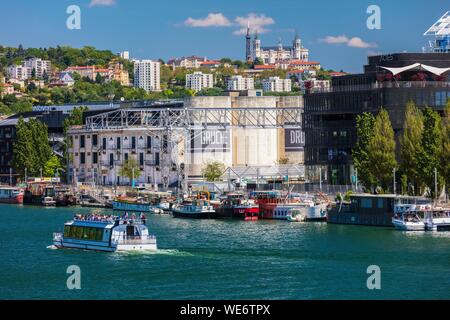 Frankreich, Rhone, Lyon, Ortsteil La Confluence im Süden der Halbinsel, Ersten Französischen Viertel zertifiziertes nachhaltiges vom WWF, Blick auf den Quai Rambaud entlang der alten Docks mit den Sucriere und Notre Dame De Fourviere Basilica Stockfoto