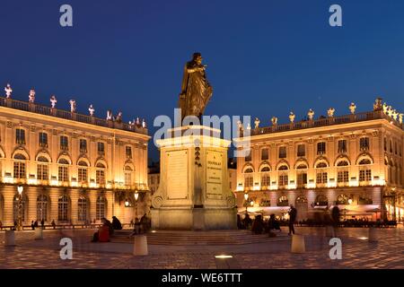 Frankreich, Meurthe und Mosel, Nancy, Place Stanislas (ehemalige Place Royale) von Stanislas Leszczynski, König von Polen und Herzog von Lothringen im achtzehnten Jahrhundert erbaut, Welterbe der UNESCO, Statue von Stanislas vor dem Rathaus bei Nacht Stockfoto