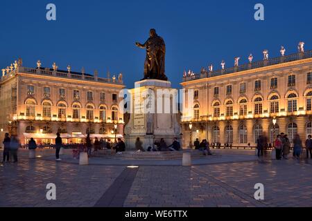 Frankreich, Meurthe und Mosel, Nancy, Place Stanislas (ehemalige Place Royale) von Stanislas Leszczynski, König von Polen und Herzog von Lothringen im achtzehnten Jahrhundert erbaut, Welterbe der UNESCO, Statue von Stanislas vor das Rathaus und die Grand Hotel bei Nacht Stockfoto