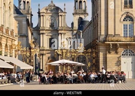 Frankreich, Meurthe und Mosel, Nancy, Place Stanislas (ehemalige Place Royale) von Stanislas Leszczynski, König von Polen und Herzog von Lothringen im achtzehnten Jahrhundert erbaut, Welterbe der UNESCO, Terrasse des Hotel Cafe Le Grand Hôtel mit der Kathedrale Notre-Dame-de-l'Annonciation Stockfoto