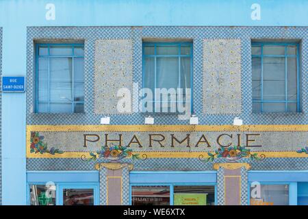 Frankreich, Meurthe et Moselle, Nancy, der Pharmacie du Point-Central befindet sich an der Ecke der Rue Saint-Dizier und Rue Saint-Georges entfernt. Das Gebäude verfügt über zwei Arten von Dekoration: Jugendstil und Art Déco (nach der Renovierung von 1922). Durch Apotheker Louis Godfrin besaß, seine Fassade zeigt eine feine blaue keramische Steinchen, die von der Pariser Keramiker Ebel Stockfoto