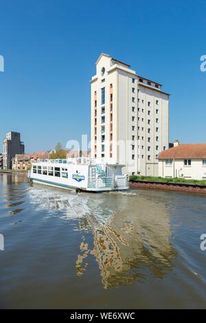 Frankreich, Meurthe et Moselle, Nancy, ehemaligen Getreidespeichers (1941-1942) jetzt ein Wohnhaus an der Meurthe Kanal und Fluss Kreuzfahrt Schiff La Bergamotte Stockfoto