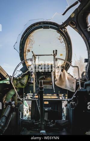 Beschädigt Cockpit eines alten Platanen, Jet fighter oder Hubschrauber. Zerbrochenes Glas. Suchen und sie in den Himmel. Stockfoto