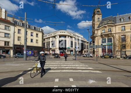 Frankreich, Meurthe et Moselle, Nancy, Nancy Ville Bahnhof, im Hintergrund Art déco-Gebäude ehemalige Magasins Reunis Gebäude jetzt die Fnac und Le Printemps und der ehemalige Sitz der Est Republicain Zeitung im Art Nouveau Stil Hosting sowohl von dem Architekten Louis Le Bourgeois von der Ecole de Nancy (Schule von Nancy) Stockfoto