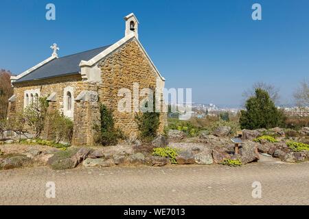 Frankreich, Meurthe et Moselle, Villers les Nancy, Sainte Valerie Kapelle und das Alpinum in Jean Marie Pelt botanischer Garten mit Blick auf die Stadt Nancy Stockfoto