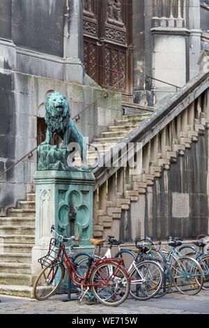 Frankreich, Meurthe et Moselle, Nancy, Altstadt, Skulptur eines Löwen auf der Treppe von Saint Epvre Basilika und Fahrräder in der Rue Pierre Gringoire (Pierre Gringoire Straße) Stockfoto