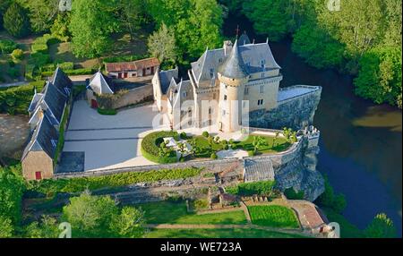 Frankreich, Dordogne, Périgord Noir" (Schwarzen Périgord), Thonac, das Schloss von Belcayre am Ufer des Flusses Vezere (Luftbild) Stockfoto