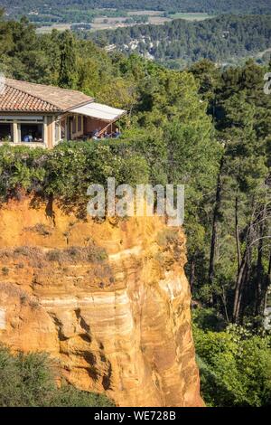 Frankreich, Vaucluse, regionalen Naturpark Luberon, Roussillon, beschriftet mit den schönsten Dörfern von Frankreich, ockerfarbenen Klippen Stockfoto