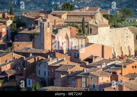 Frankreich, Vaucluse, regionalen Naturpark Luberon, Roussillon, bezeichnete die schönsten Dörfer Frankreichs, Glockenturm oder Clock Tower Stockfoto