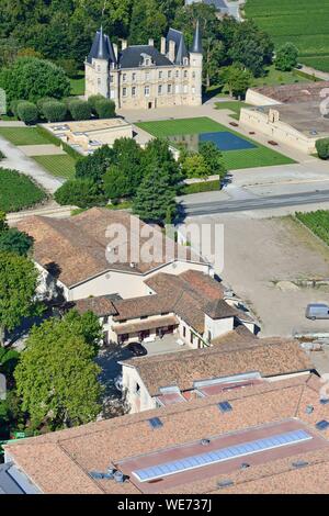 Frankreich, Gironde, Medoc region, Pauillac, Château de Pichon Longueville, wo Cru Classe Weine produziert werden (Luftbild) Stockfoto