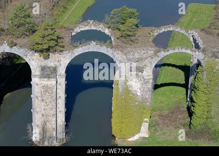 Frankreich, Eure-et-Loir, Chateau de Maintenon, Maintenon Acqueduct, unvollendete Kunstwerk, unter der Herrschaft von Ludwig XIV. erbaut, der Überquerung der Eure-tal (Luftbild) Stockfoto