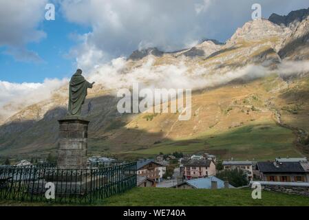 Frankreich, Savoie, Haute Maurienne, Bessans, die Statue von Jesus vor der Saint Jean Baptiste Kirche Stockfoto