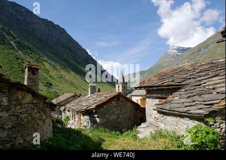 Frankreich, Savoie, Haute Maurienne, Vanoise, Bonneval sur Arc traditionelle Häuser aus Stein mit Schiefer und Glockenturm der Kirche bedeckt Stockfoto