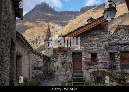 Frankreich, Savoie, Haute Maurienne, Vanoise, Nationalpark, Bonneval sur Arc, die Hauptstraße, die Häuser und die Kirche sind aus Stein und mit Schiefer gedeckt, das Dorf durch das Signal des mittleren Martin dominiert wird Stockfoto