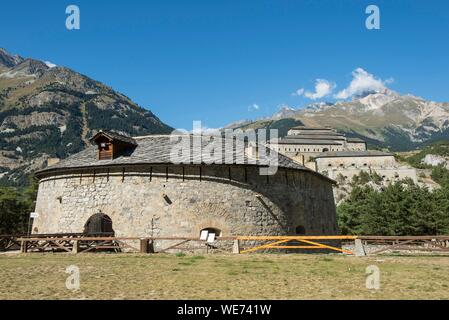 Savoie, Haute Maurienne, Aussois, die Forts von Esseillon Victor Emmanuel, Fort Marie Christine gebaut, auf der anderen Seite des Bogens und der Zahn Parrachee in den Wolken Stockfoto