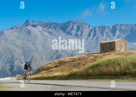 Frankreich, Savoie, Haute Maurienne, Val Cenis, Mont Cenis Pass, Radfahrer bei Saint Pierre Kapelle und Vanoise anreisen Stockfoto